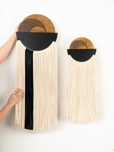 กรอบไม้ทรงกลมตกแต่งผนังด้วยงานถักมาคราเม่ สีดำและสีขาว เหมาะสำหรับตกแต่งห้องนอน ห้องนั่งเล่น และทางเข้าบ้าน ขายส่งจากอินเดีย - Product Image 4