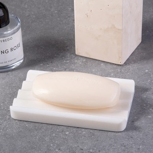 Jabonera Minimalista de Plástico Blanco con Ranuras, Fácil de Limpiar, Accesorio de Baño - Product Image 1
