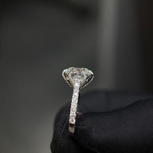Elegante Anillo de Diamante Moissanite Cultivado en Laboratorio con Piedra Central de Corte Redondo, Ideal para Compromiso, Boda, Aniversario y Fiestas para Mujeres - Product Image 5