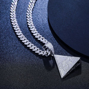 Pendentif pyramidal plaqué argent avec strass, breloque en alliage, bijoux de mode pour homme style hip-hop, micro-incrustation de cristaux - Product Image 1
