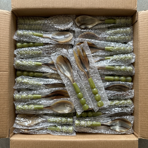 Ensemble de saladiers en résine et corne, faits à la main, vente en gros, personnalisables OEM ODM, avec poignée en corne véritable et résine verte, ustensiles de cuisine DECORYUG - Product Image 4