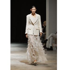 Jupes de haute qualité : Meilleure jupe droite en polyester MILAN EMB FEATHER SKIRT, ornée de plumes, style Vietnam, pour femmes - Product Image 3