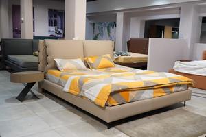 Cama King Size Moderna de Lujo Tapizada con Cabecera Acolchada de Tela de Terciopelo y Cuero PU, Estructura CRCA - Product Image 2