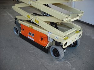 รถยกแบบกรรไกรไฟฟ้า JLG 1930ES ขนาด 19 ฟุต ใช้พลังงานแบตเตอรี่ เหมาะสำหรับงานยกของในคลังสินค้า โรงงาน และงานบำรุงรักษา - Product Image 6