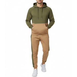 Chándal personalizado para hombre en verde oliva y caqui - Sudadera con capucha raglán en tonos tierra con pantalón con franja lateral en contraste. - Product Image 1