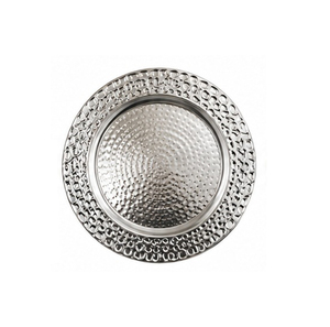 Assiette de présentation décorative vintage en métal martelé, motif végétal gravé, écologique, faite à la main, solide, pour vaisselle de mariage - Product Image 1