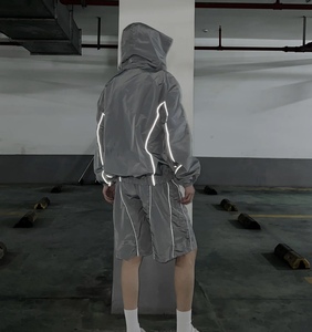 Ensemble de survêtement haute visibilité en nylon froissé avec bandes réfléchissantes, comprenant des vestes coupe-vent et des shorts de jogging - Product Image 2