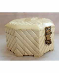 Boîte à bijoux artisanale en os incrusté avec un design sculpté traditionnel – Cadeau de luxe pour mariage et Diwali - Product Image 6