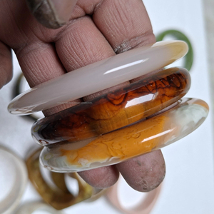 Brazaletes de Resina Premium para Mujer, con Brillo Celestial y Patrones Etéreos, Diseño Único, Hechos a Mano en India, Accesorios de Joyería - Product Image 1