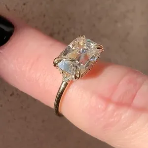 Bague de fiançailles classique pour femme Tishya Diamond 4.00Ct, taille coussin, sertie à griffes, en or jaune massif 14 carats, provenance mine ancienne - Product Image 2