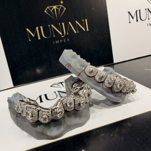 เพชรคุณภาพสูง VVS ความใสระดับ Brilliant Cut  ฮิปฮอปกริลล์ชุบทอง เงินแท้ S925 สไตล์วินเทจ รับรองโดย IGI สำหรับงานปาร์ตี้  ออกแบบตามสั่งสำหรับผู้ชาย - Product Image 3