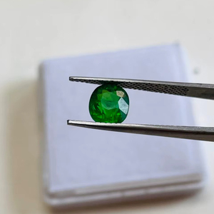 พลอยทซาโวไรต์ทรงคุชชั่น น้ำหนัก 2.55 กะรัต คุณภาพระดับ AAA พร้อมความเงางามระดับ AAA และสีเขียวสดใส ตัดและขัดเงาอย่างสมบูรณ์แบบ - Product Image 4