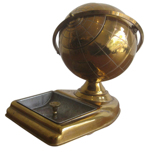 Cendrier globe terrestre en laiton vintage pour bureau, accessoire de fumeur décoratif, organisateur de bureau, globe nautique - Product Image 1