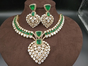 Ensemble collier et boucles d'oreilles plaqué or pour femme avec pierre doublette verte, design floral classique, bijoux de mariage - Product Image 2