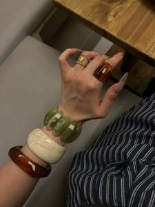 Bracelets en résine imperméables de luxe pour femmes, design tendance, finition lisse, couleurs personnalisées, accessoire de mode pour les événements - Product Image 2