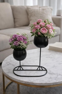 ชุดแจกันโลหะแบบมินิมอลสีดำ สำหรับตกแต่งบ้าน พร้อมที่วางดอกไม้คู่ - Product Image 1