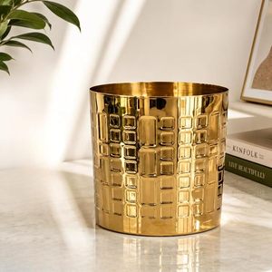 Pot de fleurs cylindrique en métal doré avec motif carré géométrique - Product Image 4