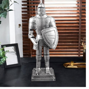 Figurine de chevalier en bronze antique, armure détaillée, tenant une épée verticalement, sur piédestal soigné, disponible à prix de gros. - Product Image 5