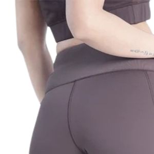 Leggings Capri taille haute gris taupe pour femme, pantalon de sport extensible et ajusté avec design ergonomique pour le yoga, la course et l'entraînement physique - Product Image 4