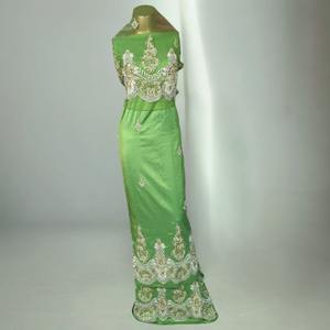 El elegante y lujoso Georgewrapper nigeriano Timeless Grace con adornos de piedras plateadas en un diseño exclusivo sobre tela de seda para eventos especiales. - Product Image 1