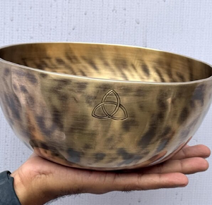 Grand bol chantant sculpté à la main avec des motifs du dieu Ganesha et des symboles Om, intérieur richement décoré, disponible à prix de gros. - Product Image 3