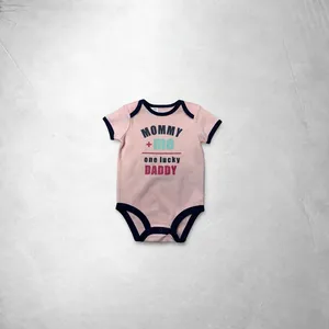 Body de Algodón Rosa Bebé con Estampado de Texto 'Mommy Plus Me One Lucky Daddy' - Mameluco de Manga Corta para Bebé con Ribete Azul Marino - Product Image 6