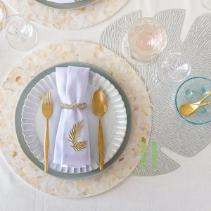 Napperon en nacre beige de luxe pour décoration de table à manger et assiettes de chargeur en rotin personnalisées dans l'usine artisanale HNH - Product Image 1