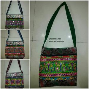 Mezcla de diseños de algodón bordado a mano diseñador bolsos de hombro Sling bolsos para viajes al por mayor de La India - Product Image 1