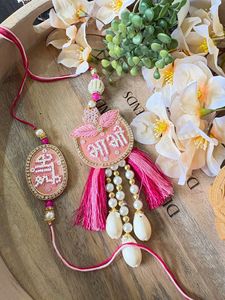 รักขีดอกไม้สีชมพูทำมือ ประดับพู่มุกและลายปักดอกไม้ดีไซน์เนอร์ สำหรับเทศกาลรักขีบันธัน - Product Image 3