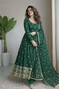 Conjunto de traje festivo de tres piezas para mujer: Kurta acampanada de seda Chinon con efecto espejo, pantalones de algodón y dupatta con acabado, acolchado y cosido. - Product Image 3