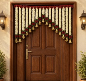 Guirlande de porte festive en fleurs artificielles en soie avec clochettes dorées et fleurs de Mogra - Décoration traditionnelle pour mariage et maison - Product Image 1
