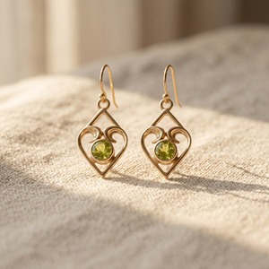 Pendientes Colgantes de Peridoto Natural, Geométricos, de Latón, Chapados en Oro, con Forma de Corazón, Hechos a Mano, Regalo para Mujer, Joyería Minimalista - Product Image 4