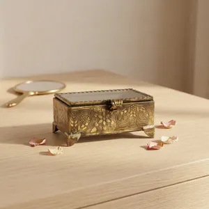 Boîte à bijoux artisanale en métal avec couvercle en verre gravé floral, rangement pour colliers et bagues, décorative pour mariage et coiffeuse - Product Image 1