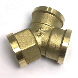 Raccord coudé en laiton à trois côtés pour des connexions sécurisées et sans fuites, reliant trois tuyaux à différents angles pour une utilisation polyvalente - Product Image 5