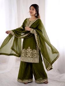 Présentation de la nouvelle collection de créateurs SILK avec un ensemble haut-bas et dupatta entièrement brodé et orné de motifs complexes, entièrement cousu. - Product Image 4