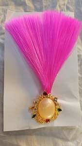 Broche en plastique avec plume de paon - Product Image 1