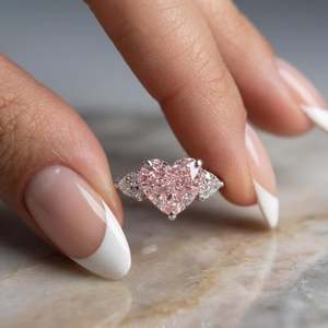 Bague artisanale en argent 925 avec trois pierres de moissanite rose vif fantaisie en forme de cœur 3 carats, idéale pour fiançailles, demande en mariage ou comme cadeau. - Product Image 4