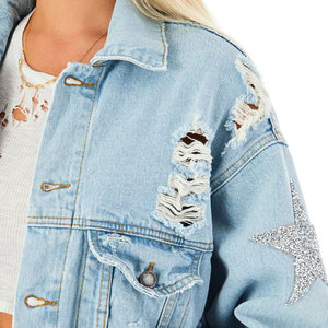 Veste en jean bleu clair pour femme avec détails effilochés et embellissements étoiles, manches longues, col rabattu, style printemps - Product Image 6