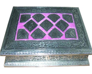 Caja de Latón Esmaltado Hecha a Mano con Diseño Floral en Relieve, Chapada en Oro, Irregular, Artículo de Colección, Recuerdo Antiguo, Artesanía Lowellcraft - Product Image 3