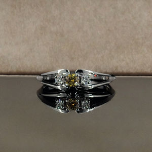 Bague en diamant rond de couleur fantaisie naturelle exquise avec deux diamants en or blanc 18 carats - Product Image 1