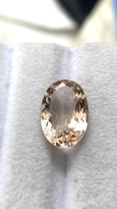 พลอยมอร์แกไนต์ทรงรีธรรมชาติแท้ คุณภาพสีและความเงางามยอดเยี่ยม เบอร์ริลธรรมชาติ 6.31 กะรัต สะอาดระดับ Loupe - Product Image 2