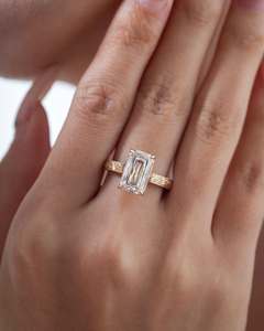 Anillo de compromiso personalizado con diamante de laboratorio de corte cruzado de 3 quilates, oro macizo de 14 quilates, estilo vintage, grabado, con halo oculto - Product Image 6