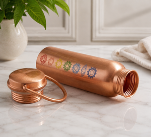 Bouteille d'eau en cuivre pur 7 chakras de 1 litre avec poignée, capacité de 950 ml, bouteille artisanale pour le yoga, l'ayurveda et le bien-être, 100 % cuivre - Product Image 5