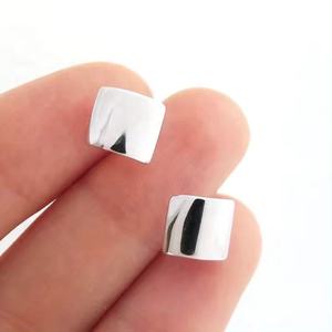 Pendientes de tuerca de cubo cúbico doblado único de Plata de Ley 925, Stock Popular disponible, Pendientes chapados en oro personalizados, joyería hecha a mano - Product Image 1