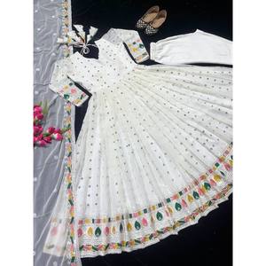 Robe et pantalon Anarkali traditionnels musulmans de créateur avec Dupatta dans un nouveau style fantaisie - Product Image 4