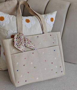 Sac fourre-tout en toile beige avec fleurs et cœurs brodés, style bohème, usage quotidien, 100% toile de coton, écologique - Product Image 2