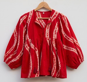 Blusa de algodón roja con efecto tie-dye para mujer, cuello en V, manga globo, borlas, estilo bohemio, holgada, transpirable, ideal para Navidad, primavera y verano. - Product Image 1