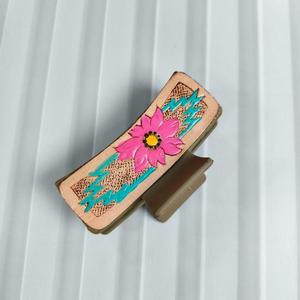 Pinza de pelo de madera con flor rosa y patrón verde azulado, accesorio de moda para mujer - Product Image 2