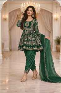 ชุดเดรสสีชมพูฟูเชียสไตล์ชนเผ่าอัฟกานิสถาน ประดับด้วยงานกระจกสีทองลวดลายประณีตและตกแต่งด้วยหิน เหมาะสำหรับสวมใส่ในชีวิตประจำวัน - Product Image 4