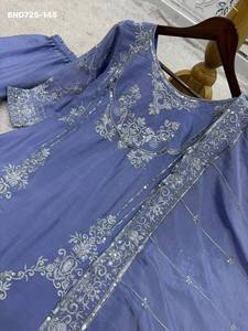 Nouvelle tendance élégante en matière de vêtements : ensemble Kurti-Sharara-Dupatta en chinon allemand avec broderie et travail de sequins, exportateur indien. - Product Image 5